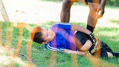 在足球比赛中膝盖受伤的孩子.